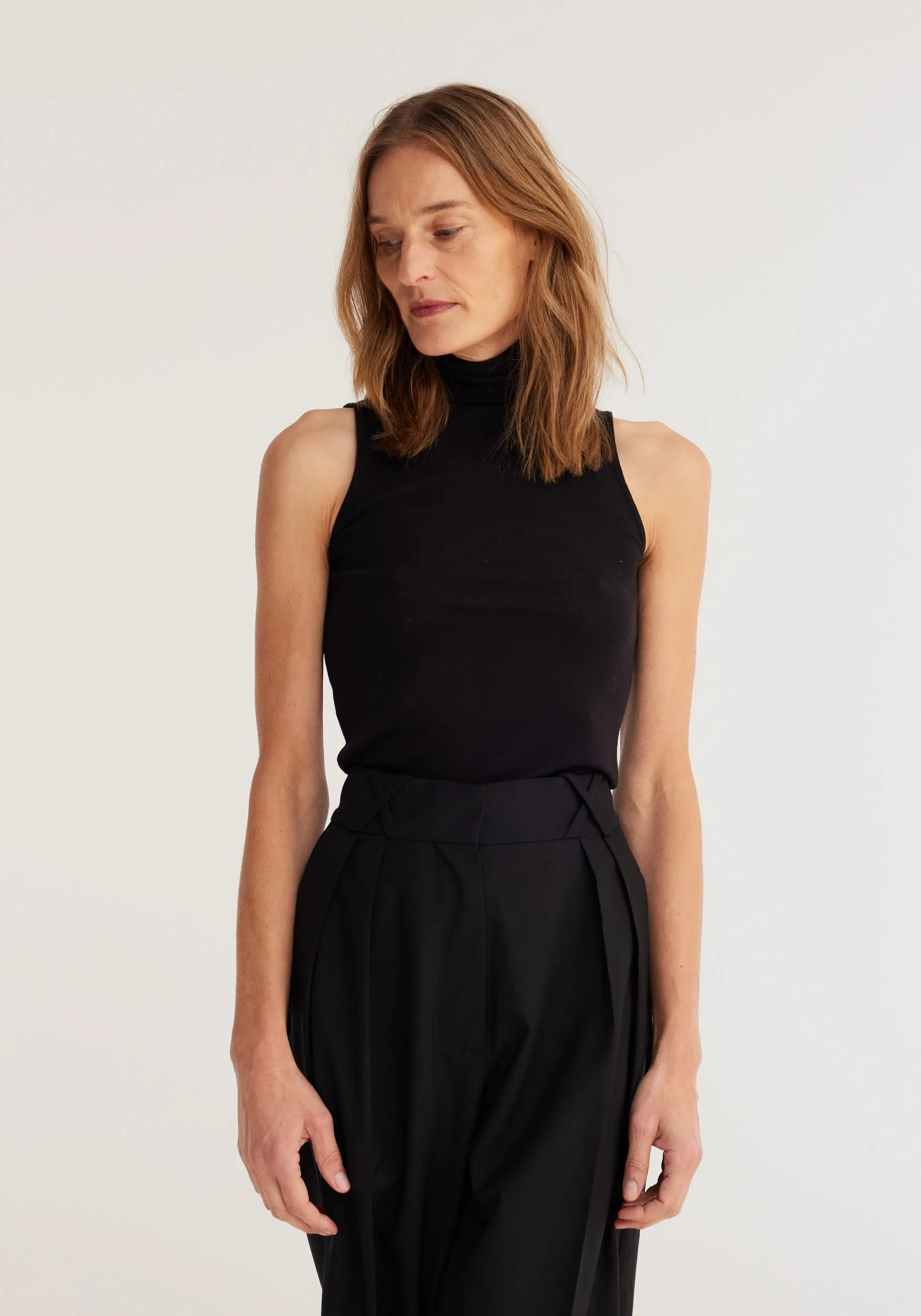 Fine merino sleeveless turtleneck | black