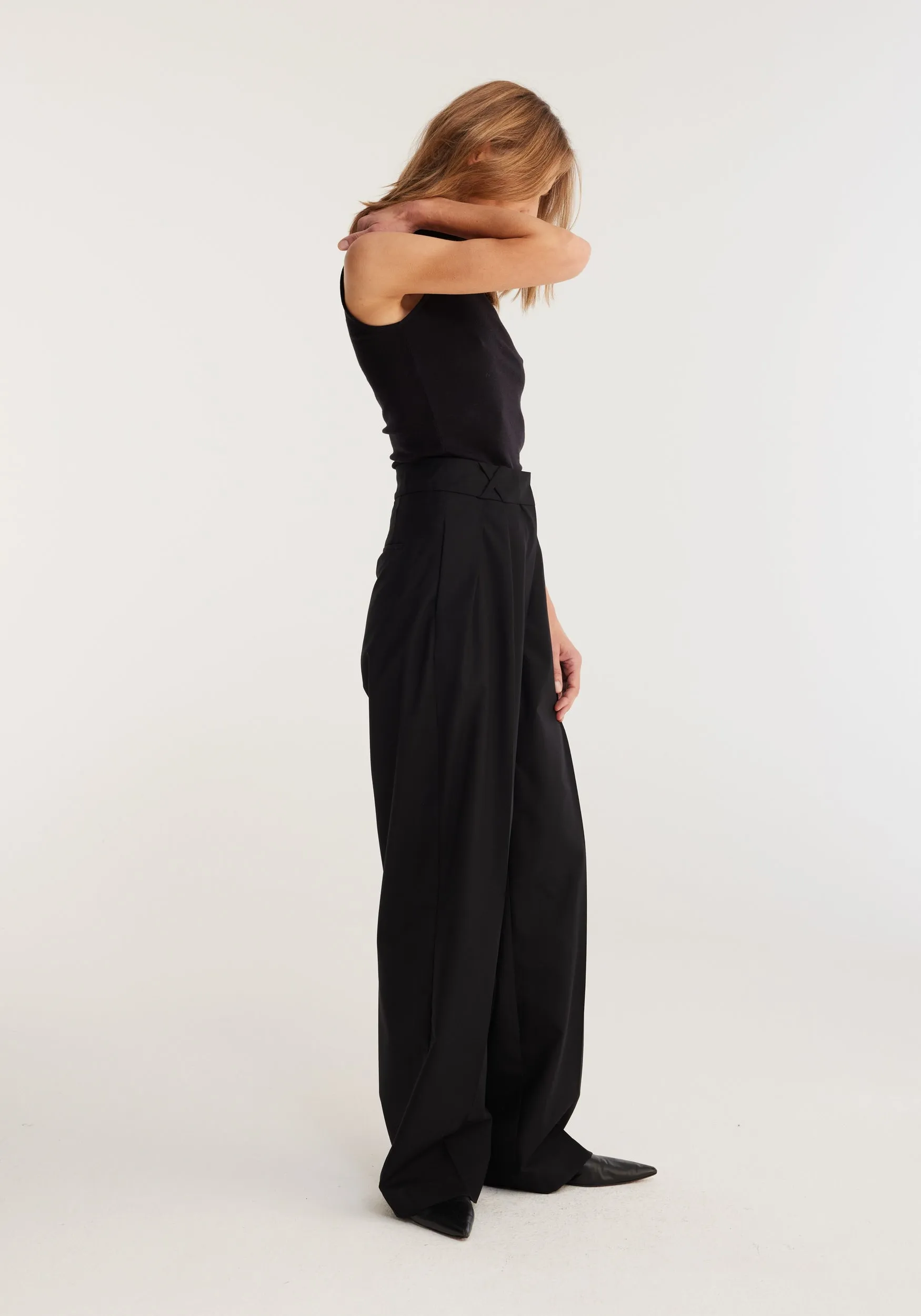 Fine merino sleeveless turtleneck | black