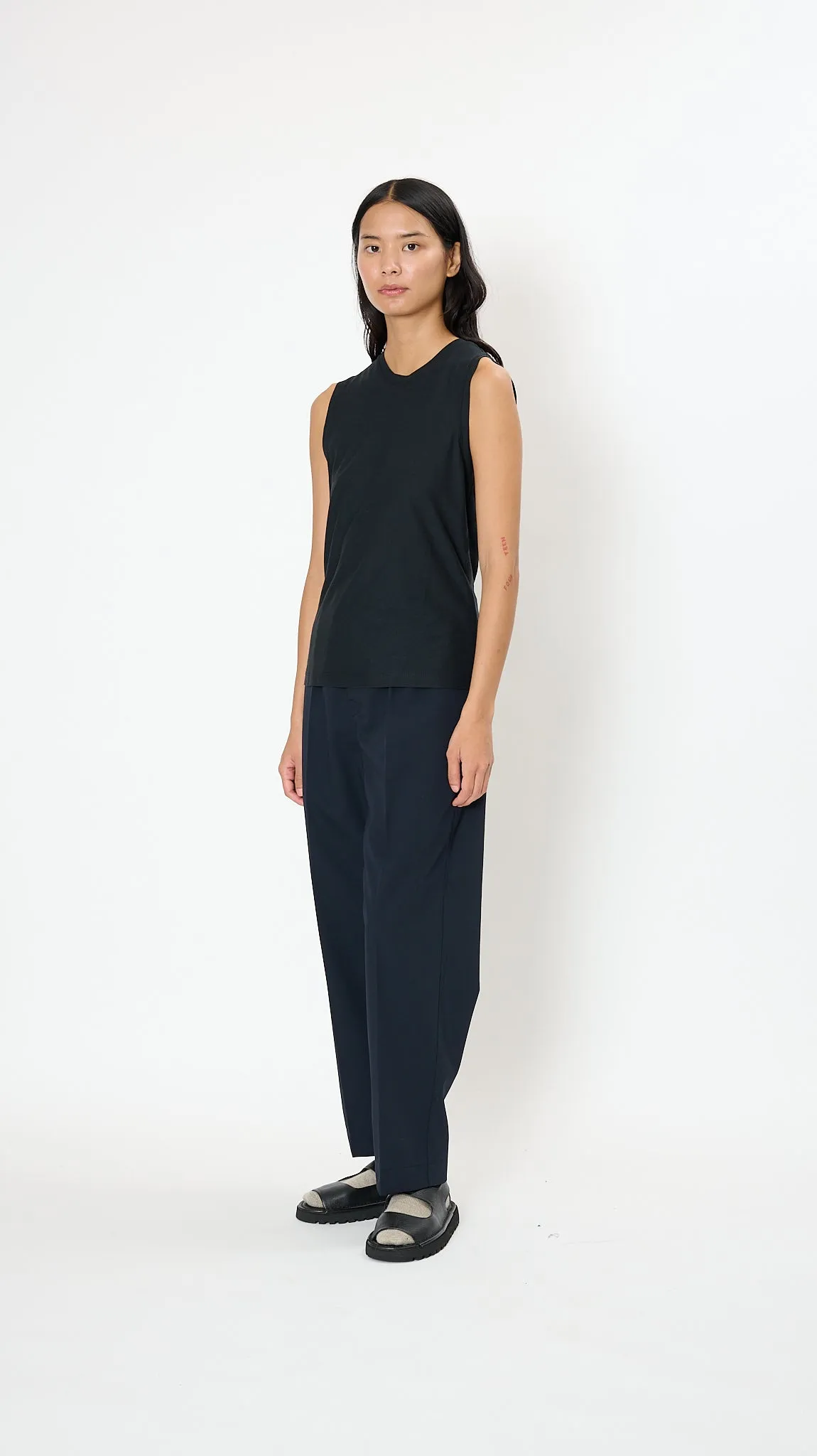 Ines Top in Noir
