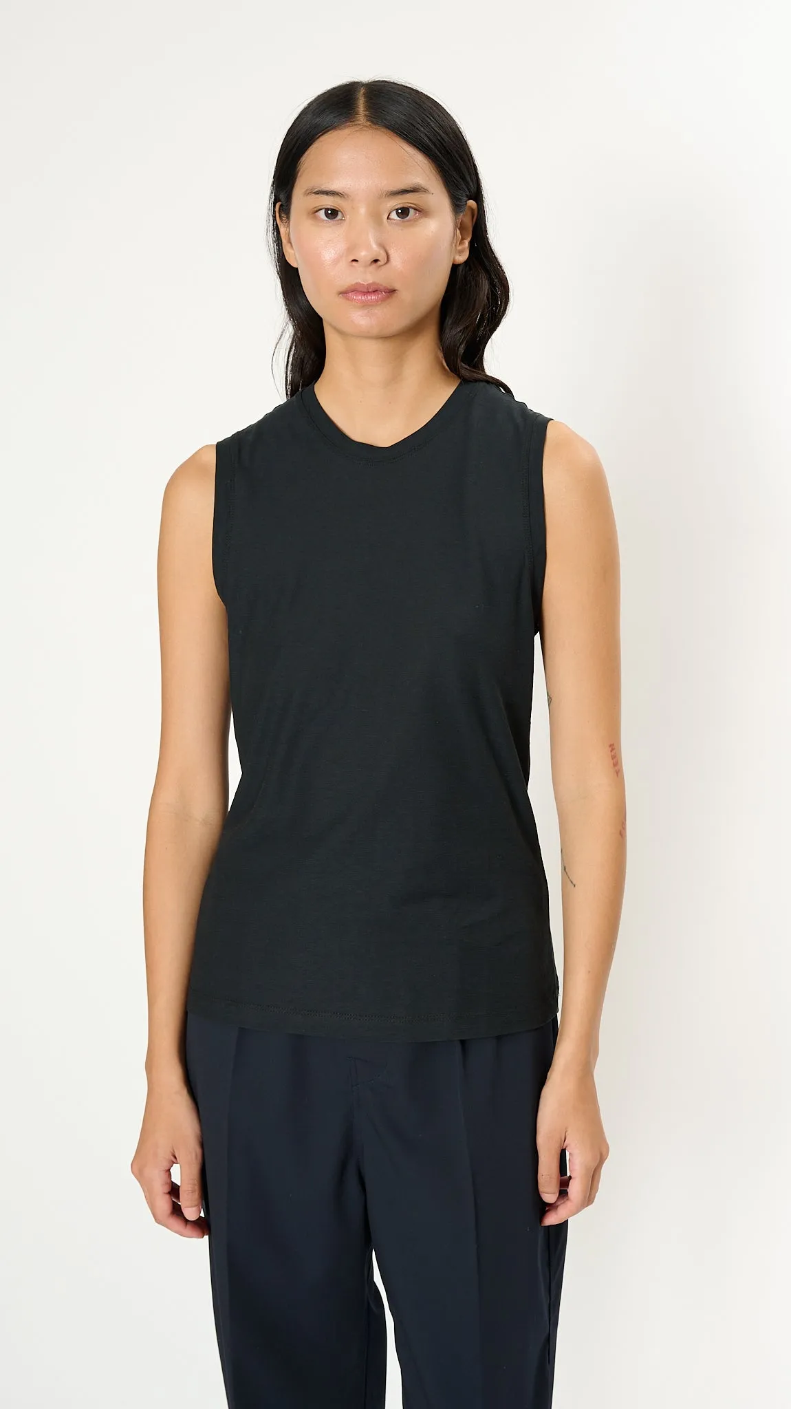 Ines Top in Noir