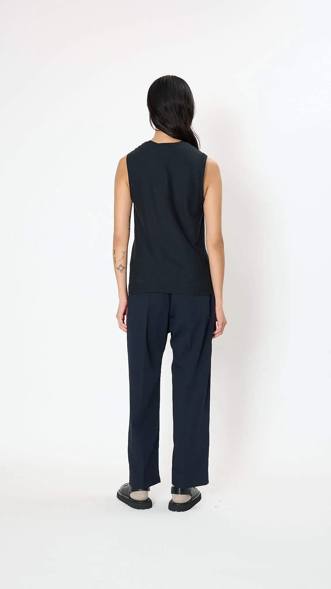 Ines Top in Noir