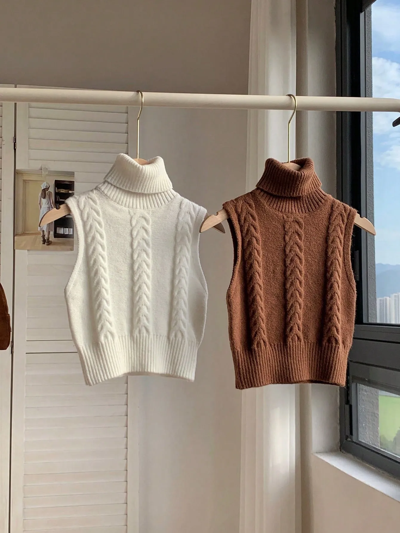 Parien Knitted Sleeveless Woolen Twist Turtleneck Top