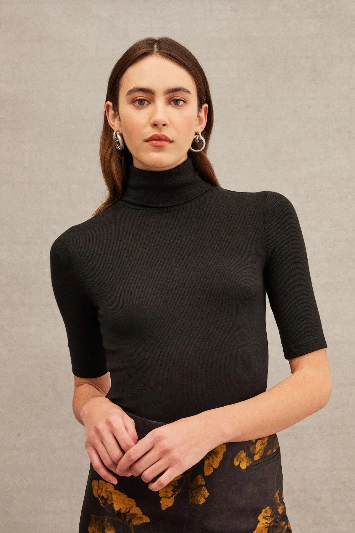 Ribbed Half Sleeve Turtleneck